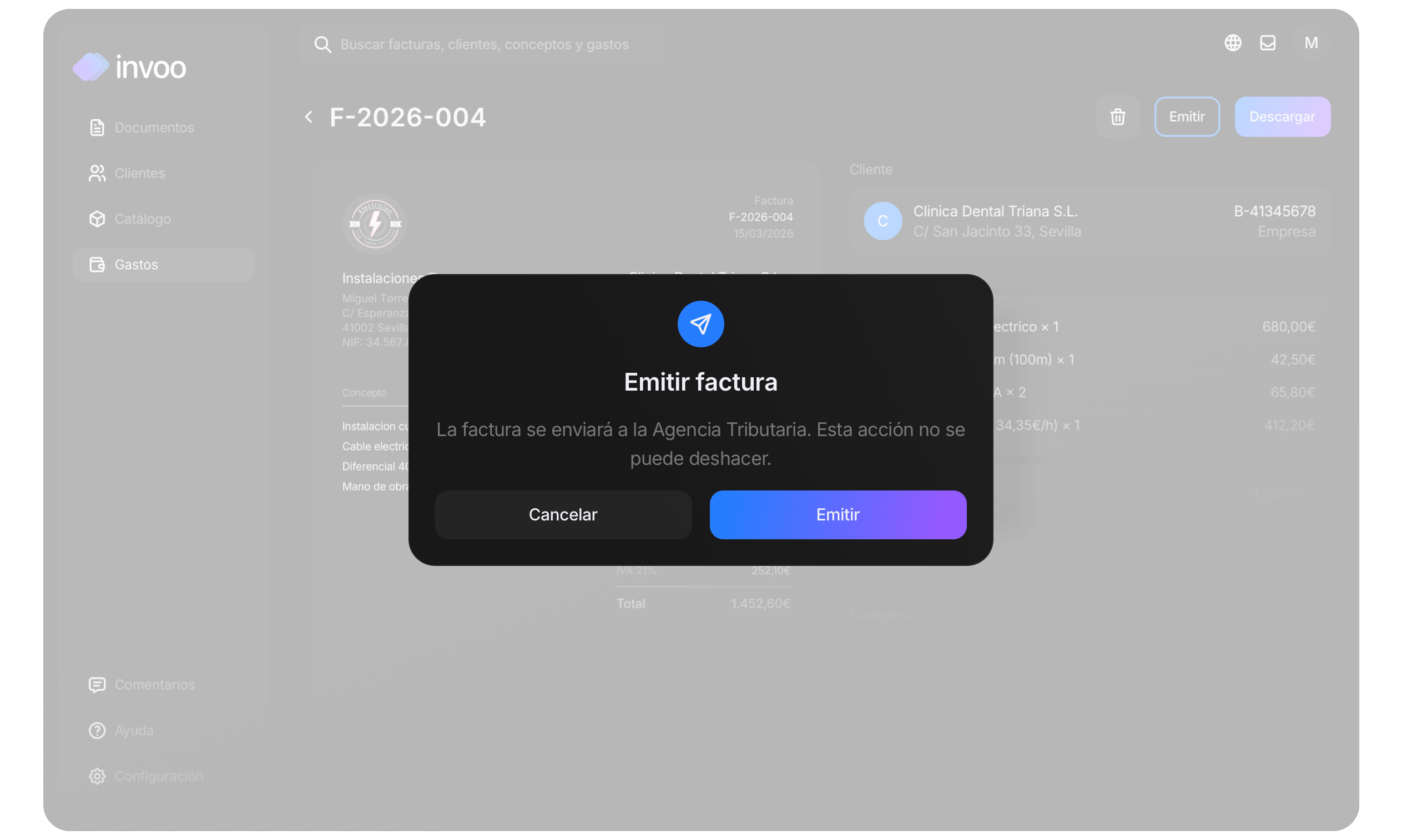 Factura con QR Verifactu y estado de cumplimiento en Invoo